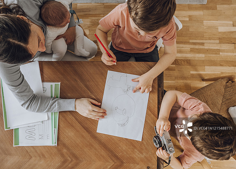 在家学习的男孩们图片素材