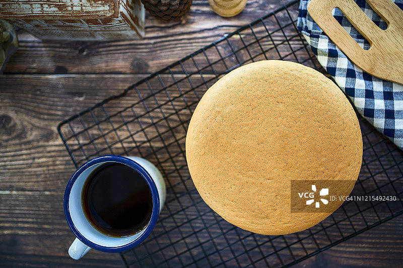 自制烘焙概念：口感松软、气味香甜的蛋糕，搭配咖啡杯。图片素材