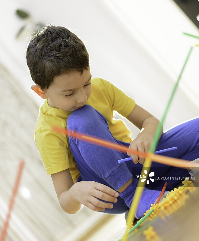 玩创意益智玩具的可爱小男孩图片素材