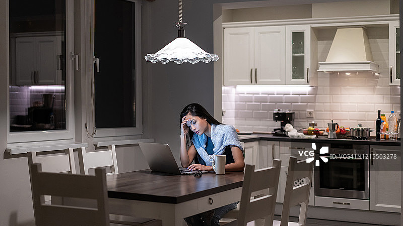 紧急状态下在家隔离工作的亚洲女性图片素材