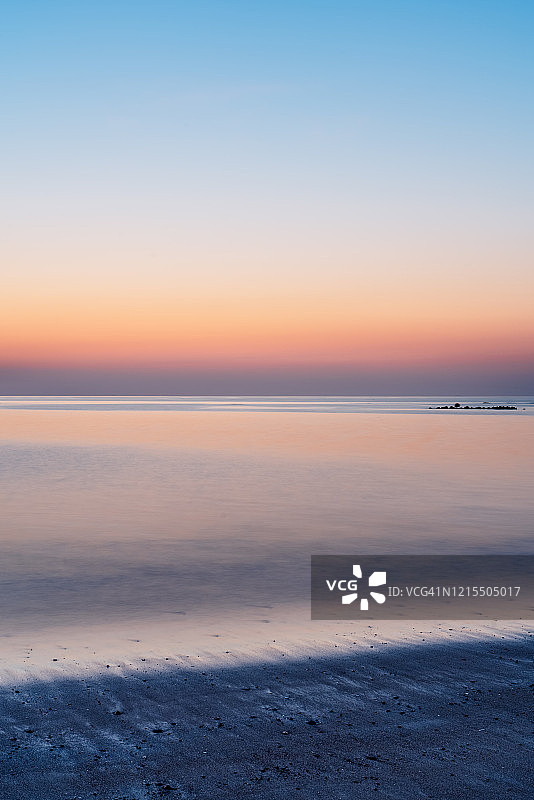 日出前天空和海洋的颜色图片素材