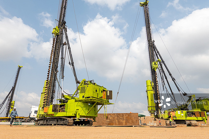 施工现场的打桩机图片素材