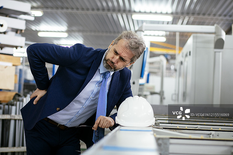 工作中腰痛的资深工程师图片素材