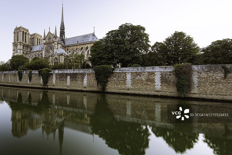 从埃纳河看到的巴黎圣母院图片素材