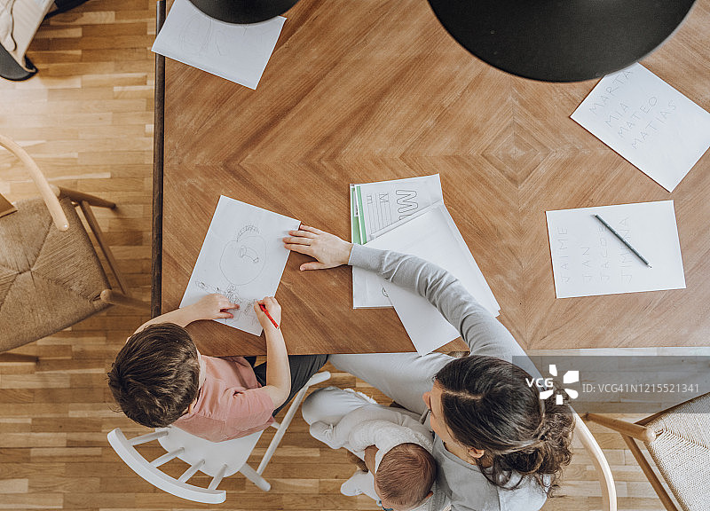 在家学习的男孩们图片素材
