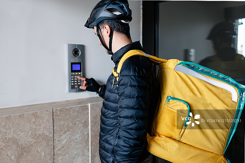 年轻人当快递员送披萨图片素材