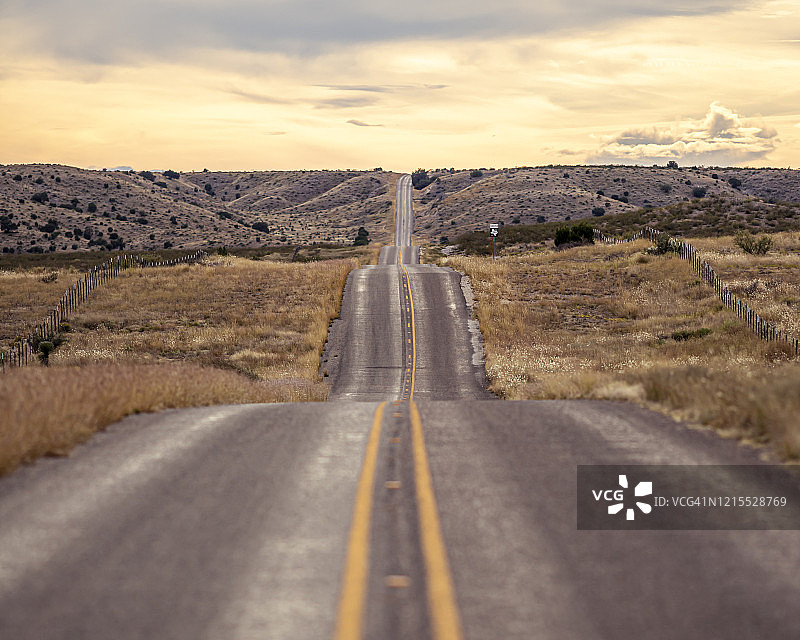 牧场公路2810日落图片素材