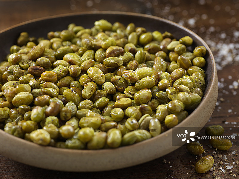 盐和胡椒烤毛豆图片素材