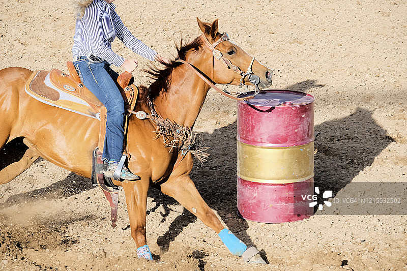 女牛仔绕桶赛图片素材
