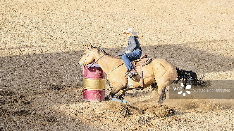 女牛仔绕桶赛图片素材