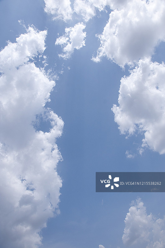 白色卷云和蓝天，蓝天上的云彩，抽象的云景背景图片素材