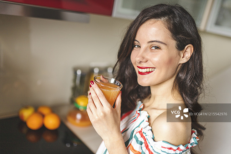 喝橙子胡萝卜汁的女人图片素材