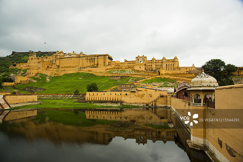 晨光下的琥珀堡和玛奥塔湖图片素材