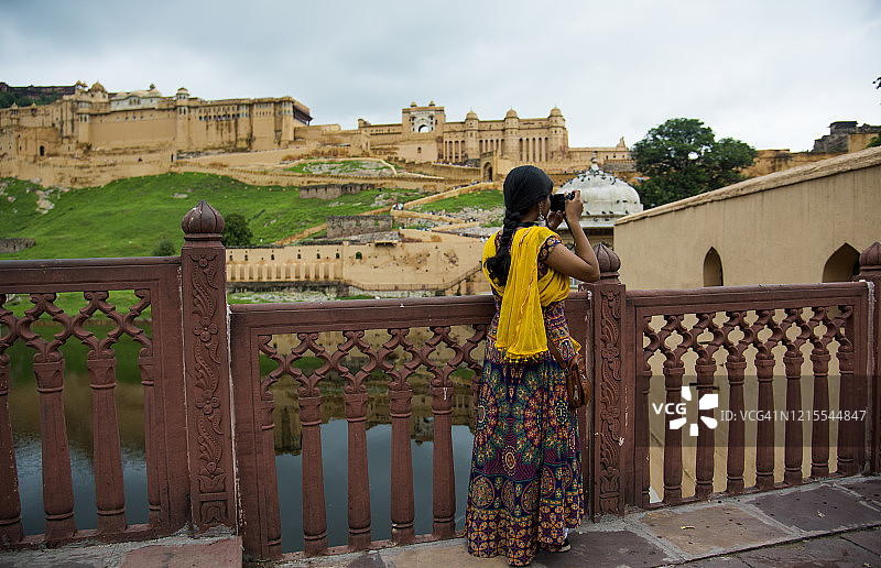 女游客在印度斋浦尔拍摄琥珀堡图片素材