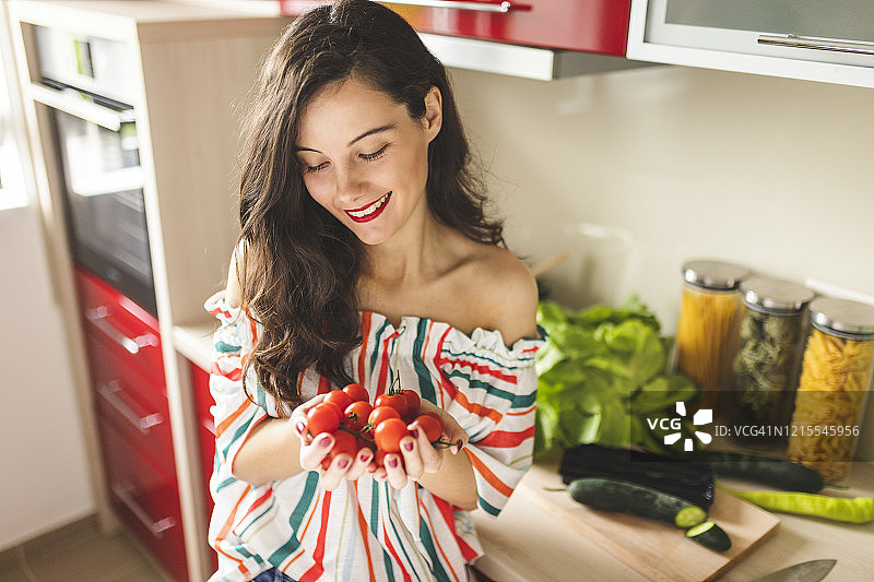 女人拿着樱桃番茄图片素材