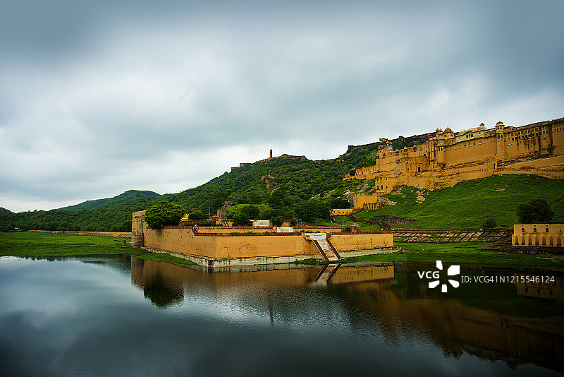 晨光下的琥珀堡和玛奥塔湖图片素材
