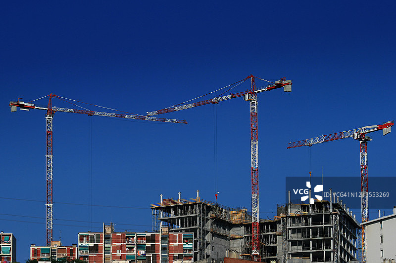 热那亚：蓝天下的建筑工地与起重机图片素材