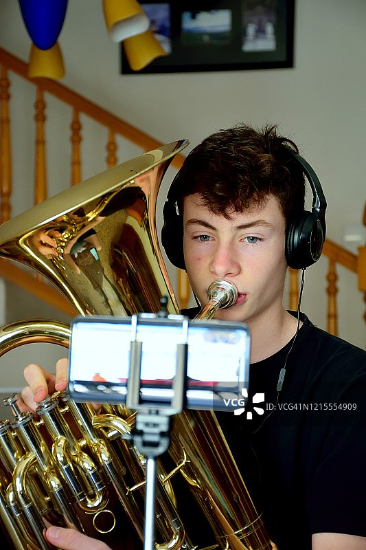 青少年男孩演奏低音号图片素材