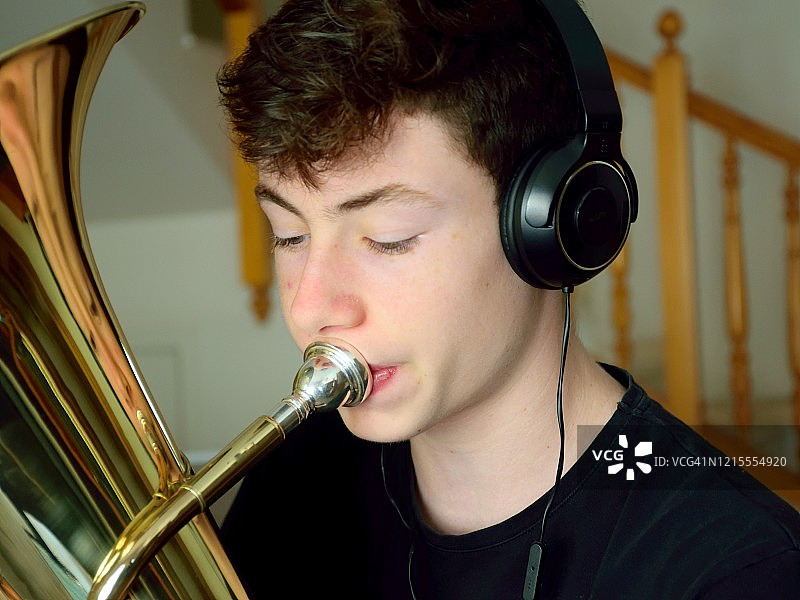 青少年男孩演奏低音号图片素材