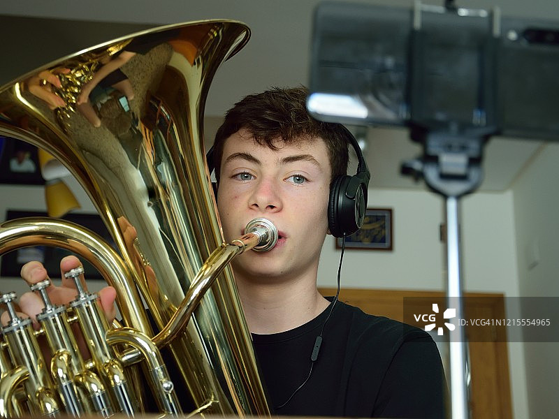 青少年男孩演奏低音号图片素材