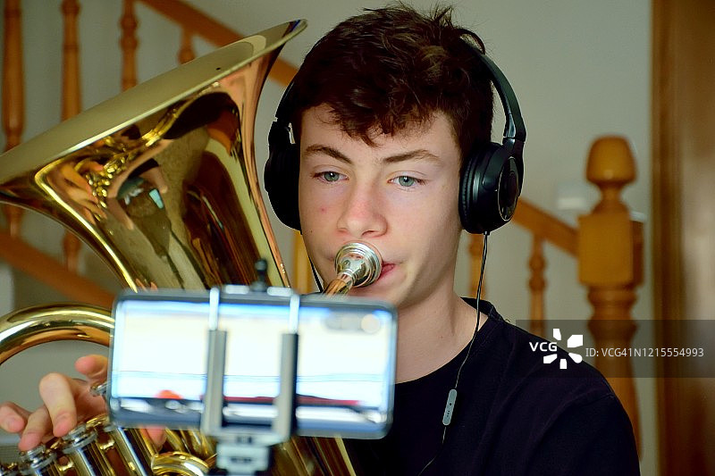 青少年男孩演奏低音号图片素材
