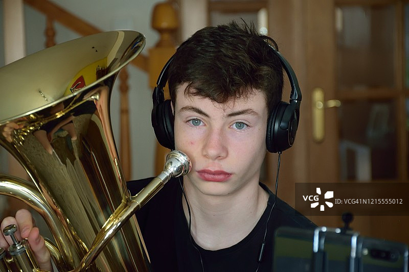 青少年男孩演奏低音号图片素材