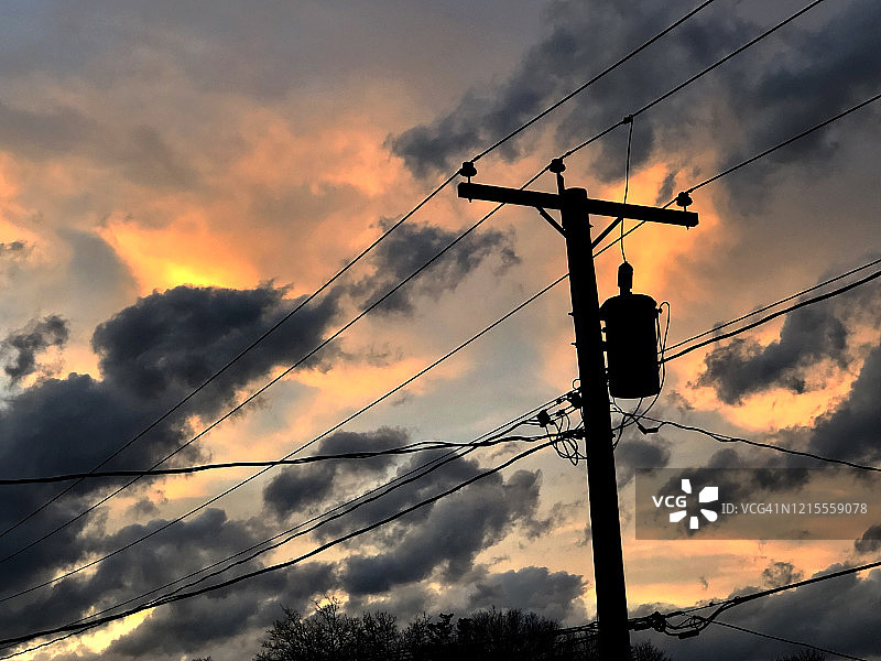 美国缅因州拉姆福德的日落时分的电线杆轮廓图片素材