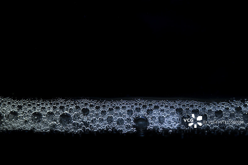 黑色背景上的肥皂滴图片素材