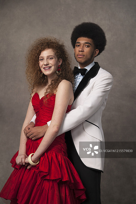 毕业舞会上的一对情侣肖像图片素材