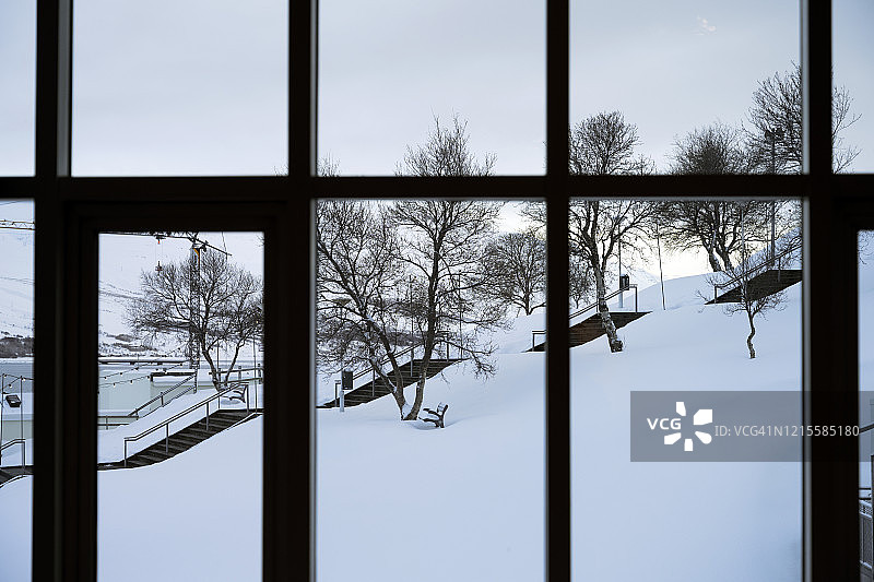 从阿克雷里窗口观看冰岛北部冬季景观图片素材