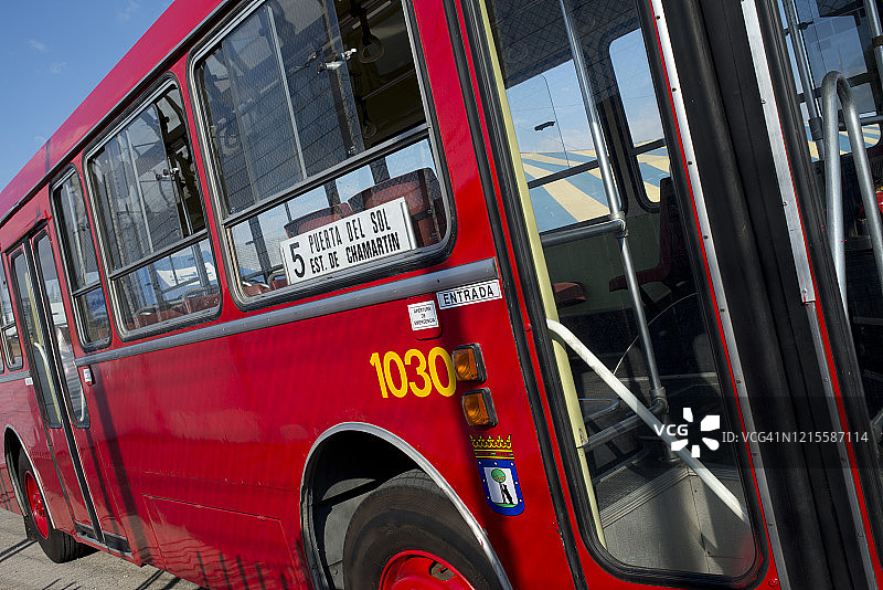 西班牙马德里80年代的旧公共汽车图片素材