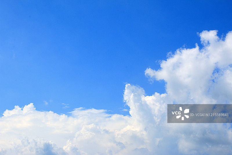 蓝天和白云。图片素材
