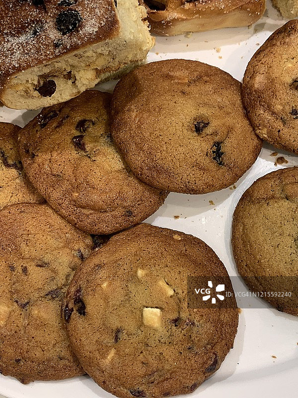 英式自制白巧克力葡萄干饼干和红醋栗面包图片素材