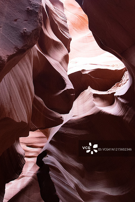 亚利桑那州上羚羊峡谷的纳瓦霍砂岩图片素材