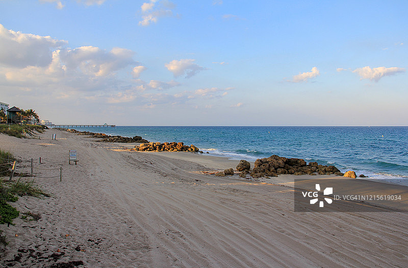 沙滩上留有轮胎痕迹的空旷海滩图片素材