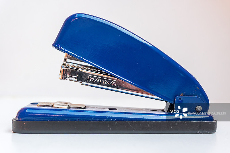 蓝色订书机特写图片素材