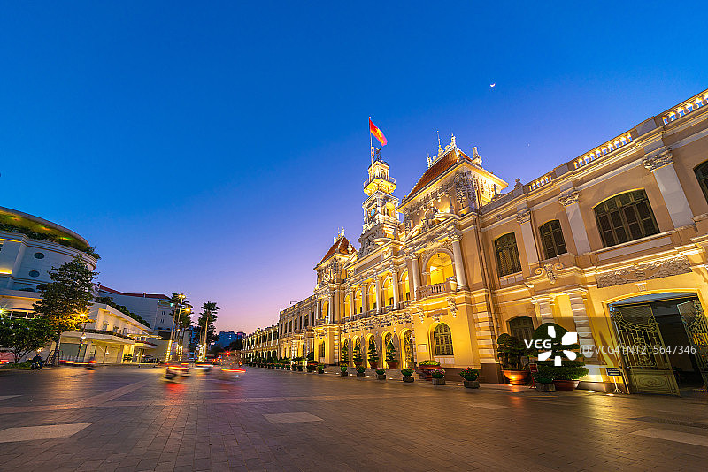 夜幕下的胡志明市人民委员会大楼图片素材