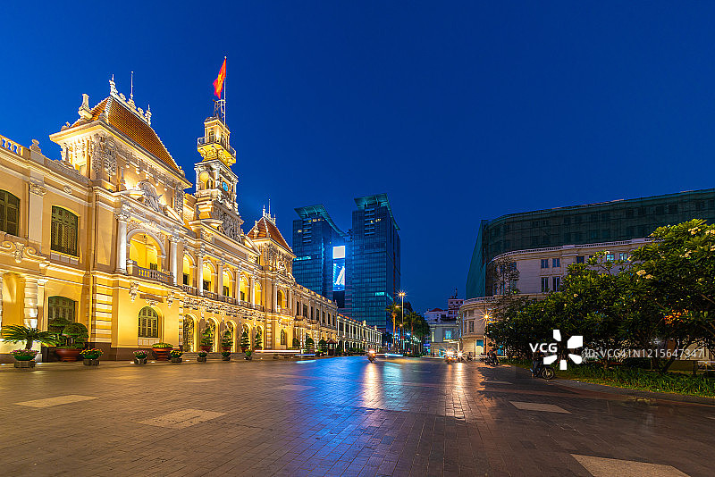 夜幕下的胡志明市人民委员会大楼图片素材