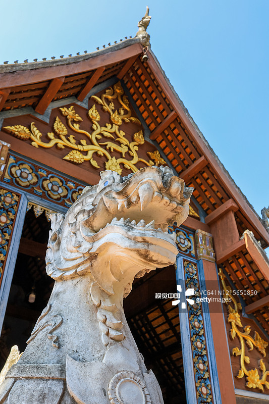 2019年12月20日泰国北部难府塔旺帕县：农博寺主殿入口处的老狮子守护雕塑图片素材