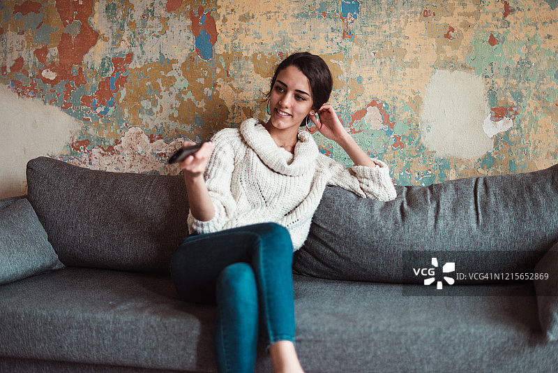 居家隔离期间看电视的女人图片素材