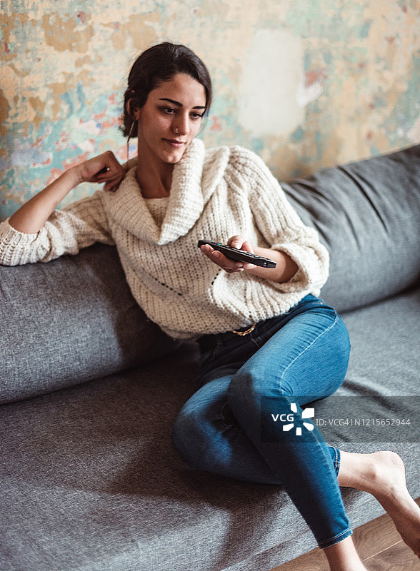 居家隔离期间看电视的女人图片素材