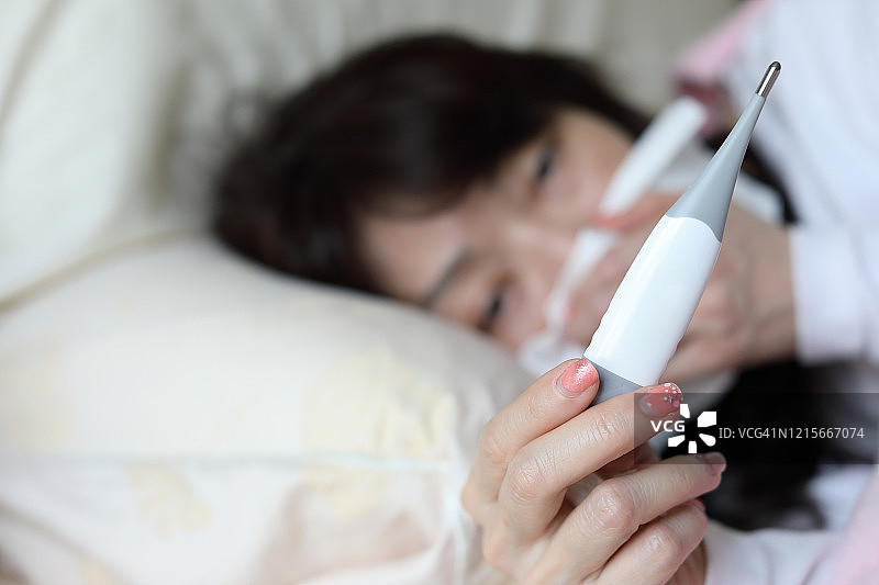 发高烧的生病女人图片素材