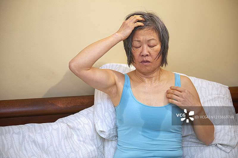 经历盗汗的中年妇女图片素材
