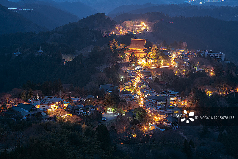 日本吉野村黄昏时分的空中美景图片素材