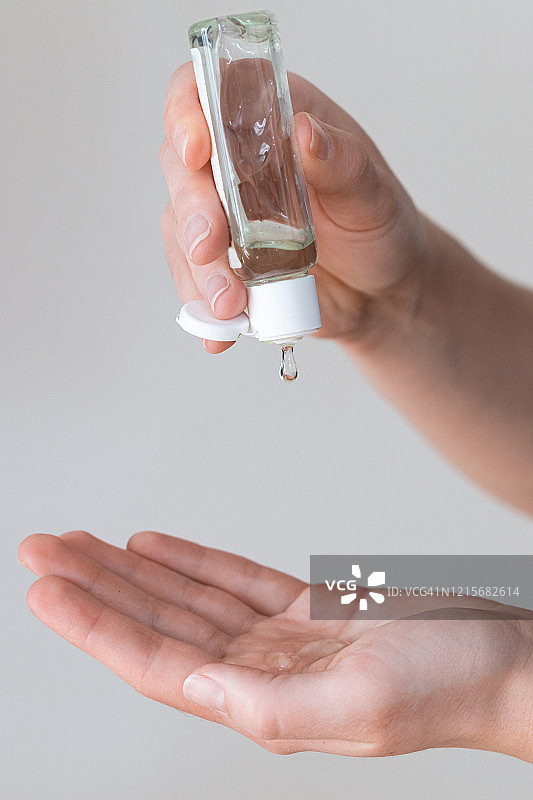 清洁女工使用消毒凝胶的特写图片素材