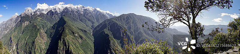 中国丽江玉龙雪山虎跳峡徒步路线全景图片素材