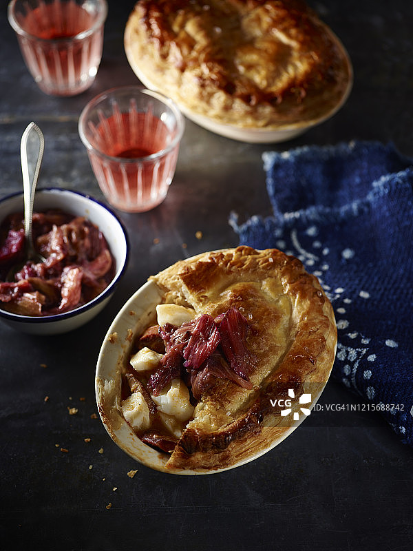 鳕鱼和西班牙香肠馅饼配大黄酸辣酱图片素材