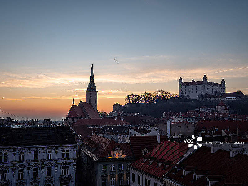 斯洛伐克布拉迪斯拉发圣马丁大教堂和老城区景观图片素材