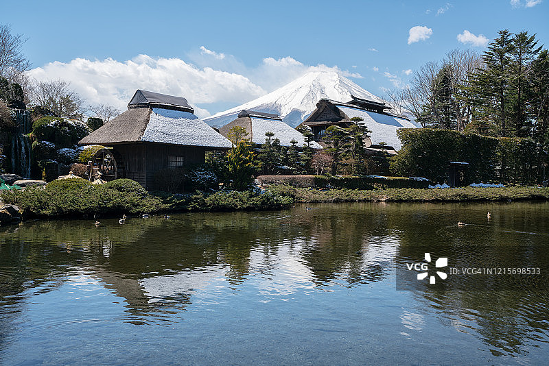 日本富士山背景下的忍野八海村风光图片素材