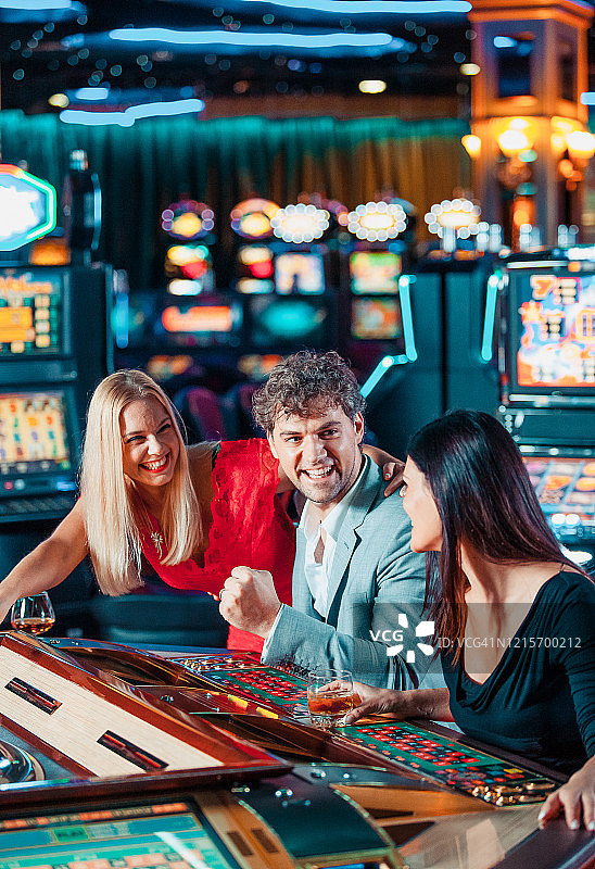 人们在赌场赌博图片素材